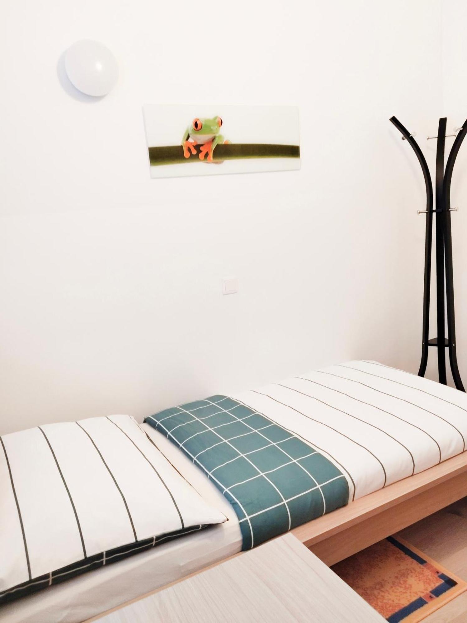 Favorit-rooms Direkt Metro-u1 Connection To Centralstation And City-center Hostel Viena
