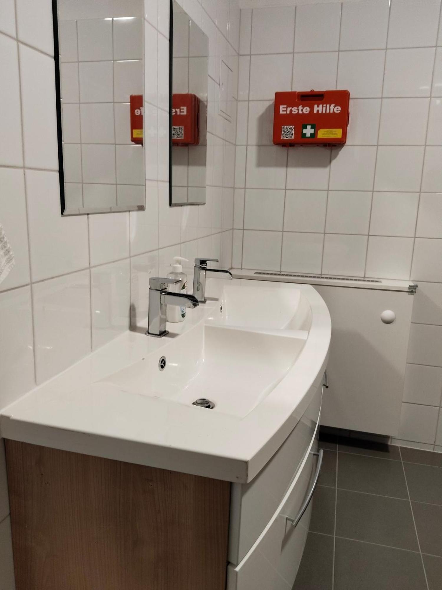Hostel Favorit-rooms Direkt Metro-u1 Connection To Centralstation And City-center Viena