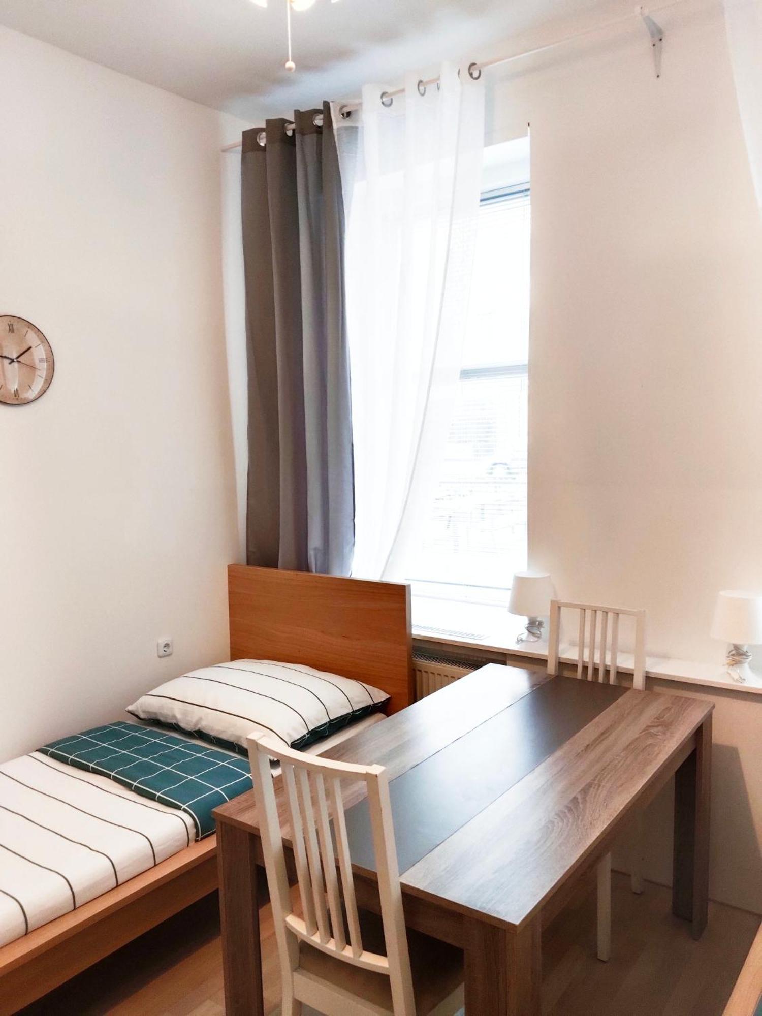 Favorit-rooms Direkt Metro-u1 Connection To Centralstation And City-center Hostel Viena